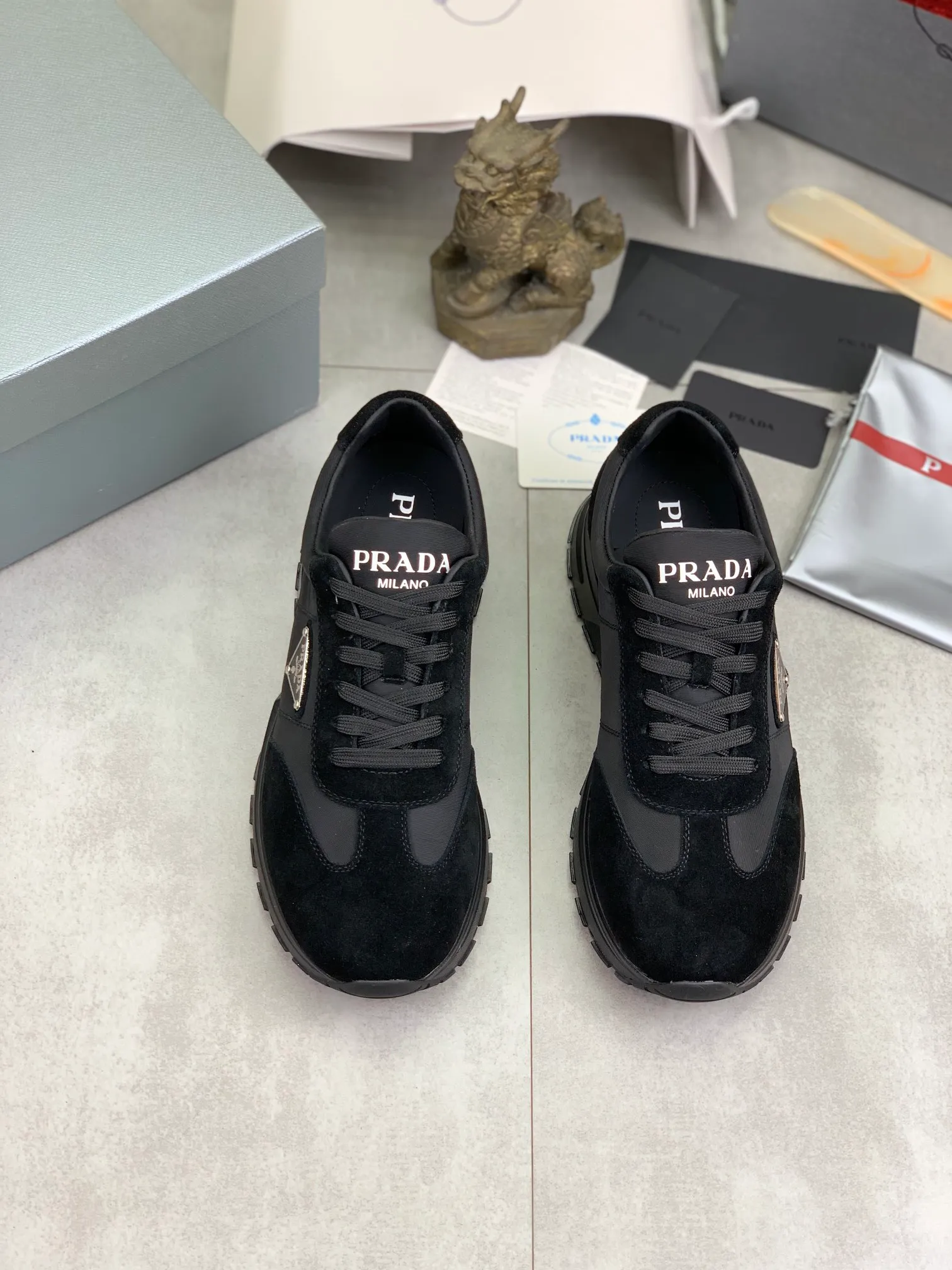 Men's shoes 💰P562💰[New model] The top version is available on the official website, 🆘 The trendy brand (PRADA) mainly promotes the popular model, avant-garde and versatile fashionable men's shoes, private version mold opening, cowhide surface splicing 1:1 replica... fashionable and simple, original imported cowhide and lining cowhide feet; the atmosphere and personality are more fashionable, eye-catching and pursuing class. It will subvert the old idea and be a must-have for fashion trendsetters with you! Must keep it for yourself! Tall and comfortable, large and low, high-end quality workmanship. Code number: 38-44 (45 customized) 4️⃣ colors available.